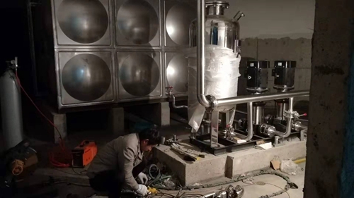 合肥不銹鋼水箱泵房安裝中